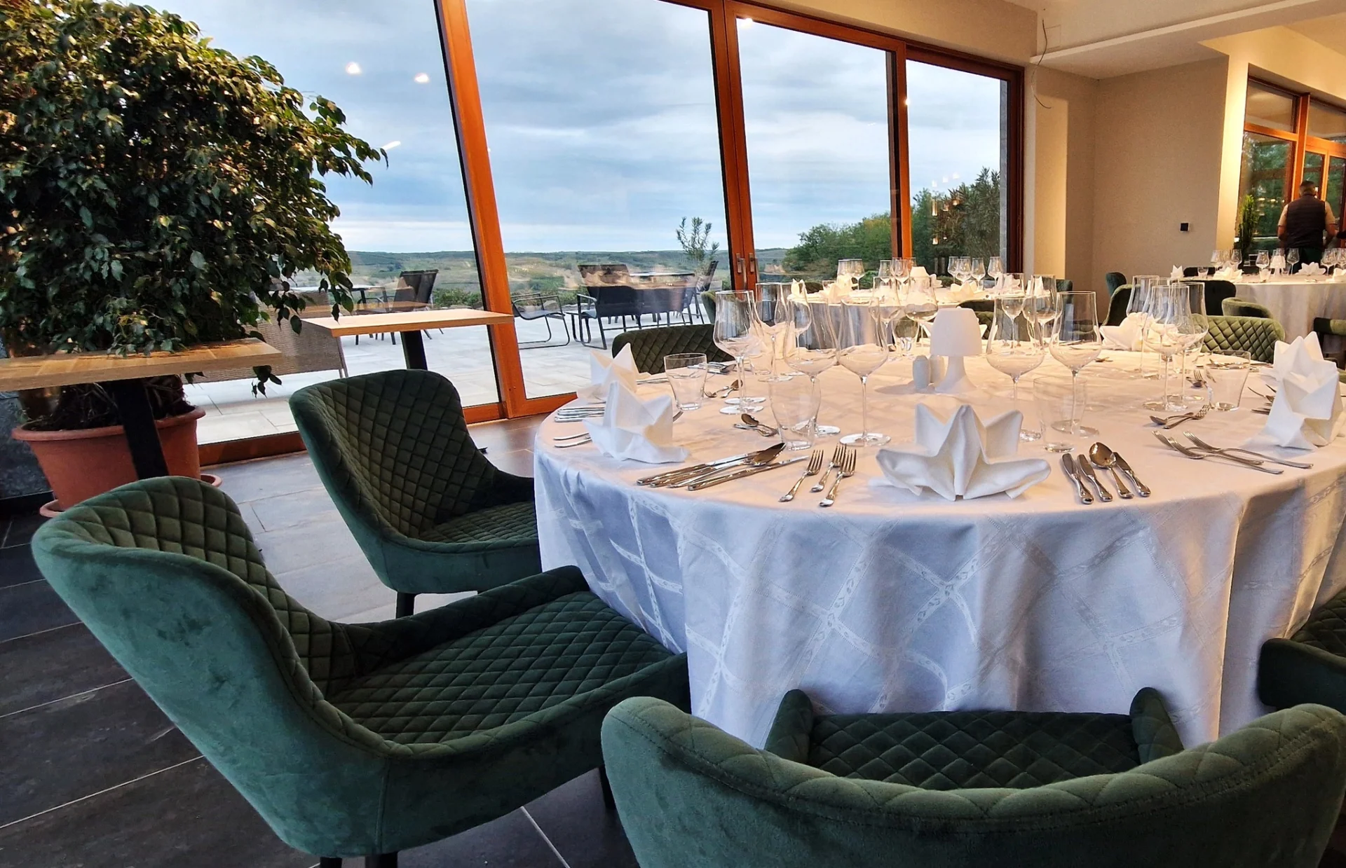 Elegáns vacsoraasztal terítéke az EGERSOUL rendezvényhelyszínen